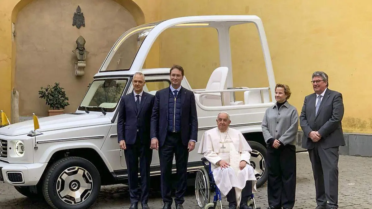 Papa Francisco recibe el nuevo papamovil